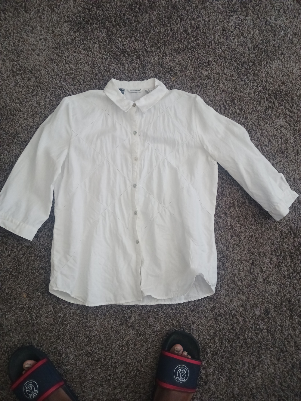 Casual White Button-Down Shirt with Collared Neck